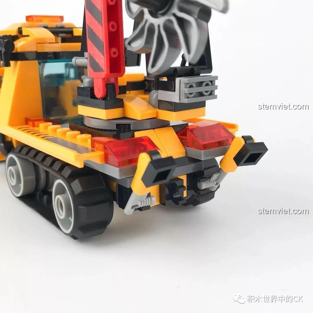 Hai thanh chống phía sau xe bán xích cứu hộ rừng rậm SY SD9548, giúp xe ổn định khi hoạt động.