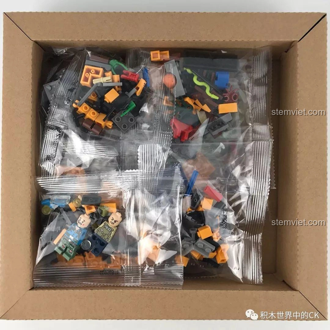 Các túi mảnh ghép của bộ lắp ráp SY SD9548 Xe Bán Xích Cứu Hộ Rừng Rậm được đóng gói cẩn thận trong hộp.