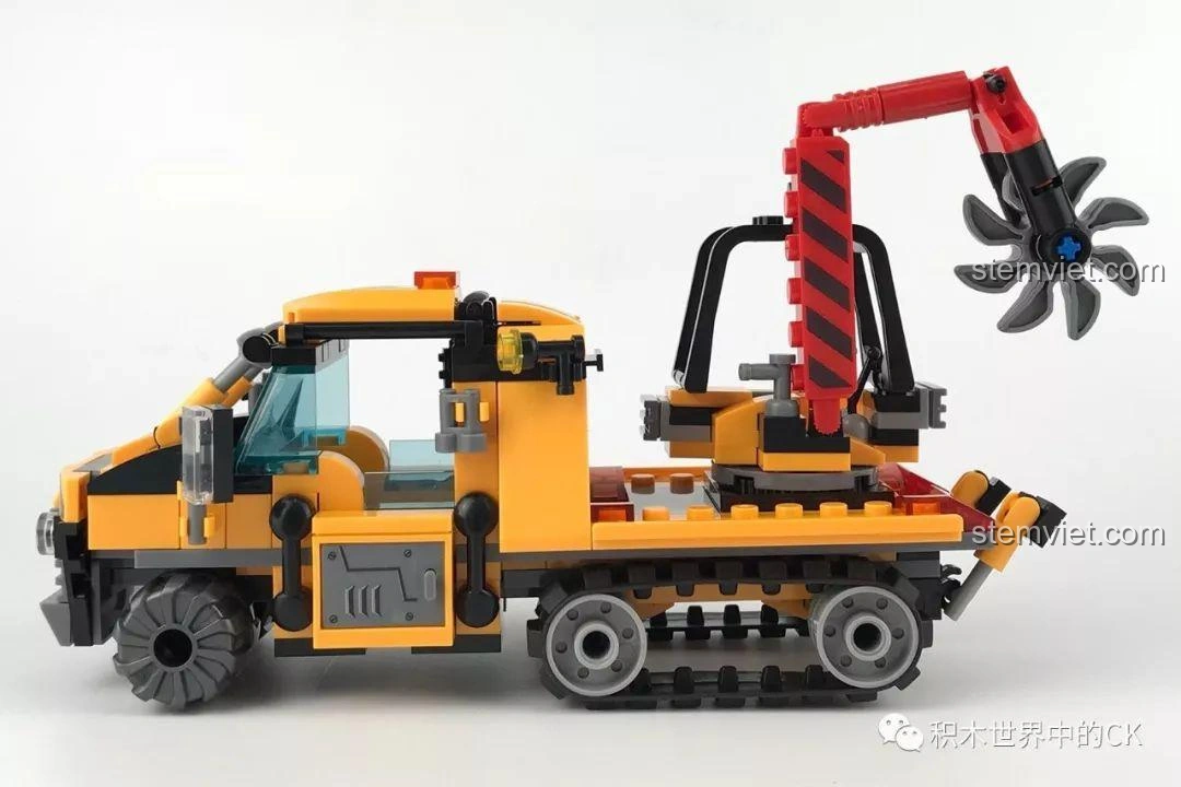 Góc nhìn bên hông của xe bán xích cứu hộ rừng rậm SY SD9548, hiển thị phần xích và lưỡi cưa.