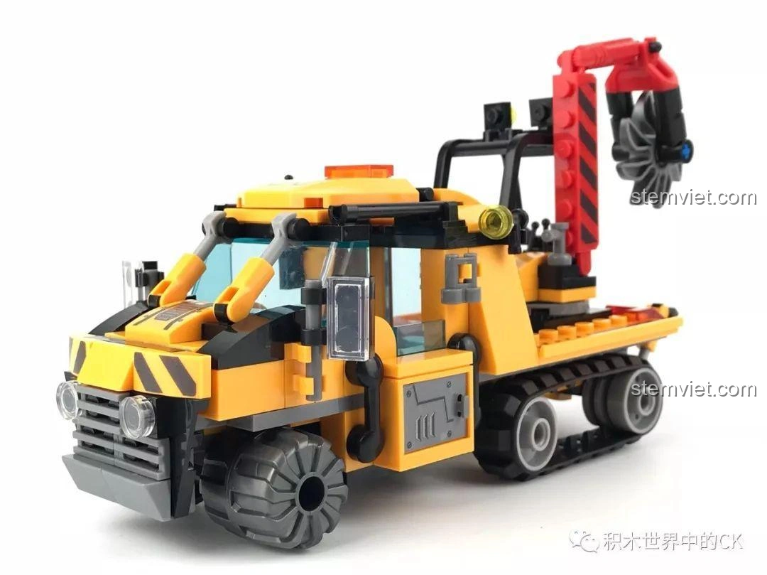 Mô hình xe bán xích cứu hộ rừng rậm SY SD9548 đã hoàn thành, với thiết kế mạnh mẽ và màu sắc nổi bật.