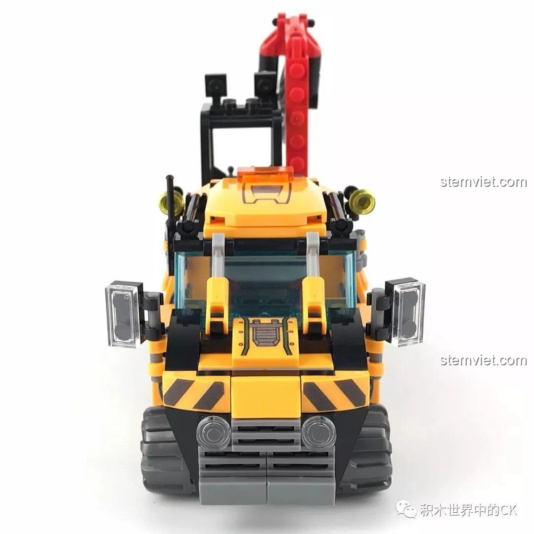 Góc nhìn trực diện của xe bán xích cứu hộ rừng rậm SY SD9548, nổi bật phần đầu xe mạnh mẽ.