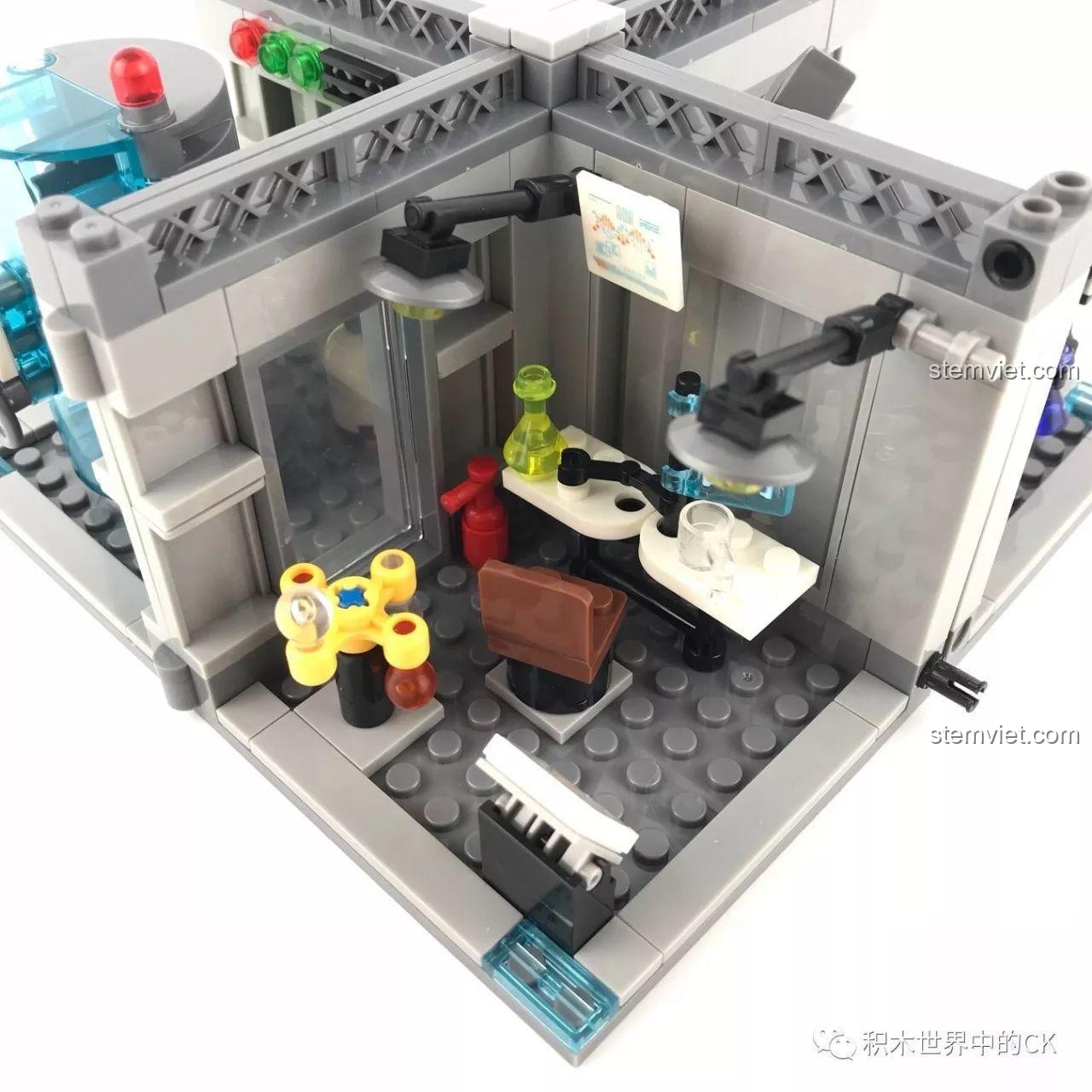 Chi tiết khu vực thí nghiệm chính trong bộ lắp ghép SY SD9606 Phòng thí nghiệm sinh hóa cảnh sát tương lai, đồ chơi mô hình với kính hiển vi và thiết bị.