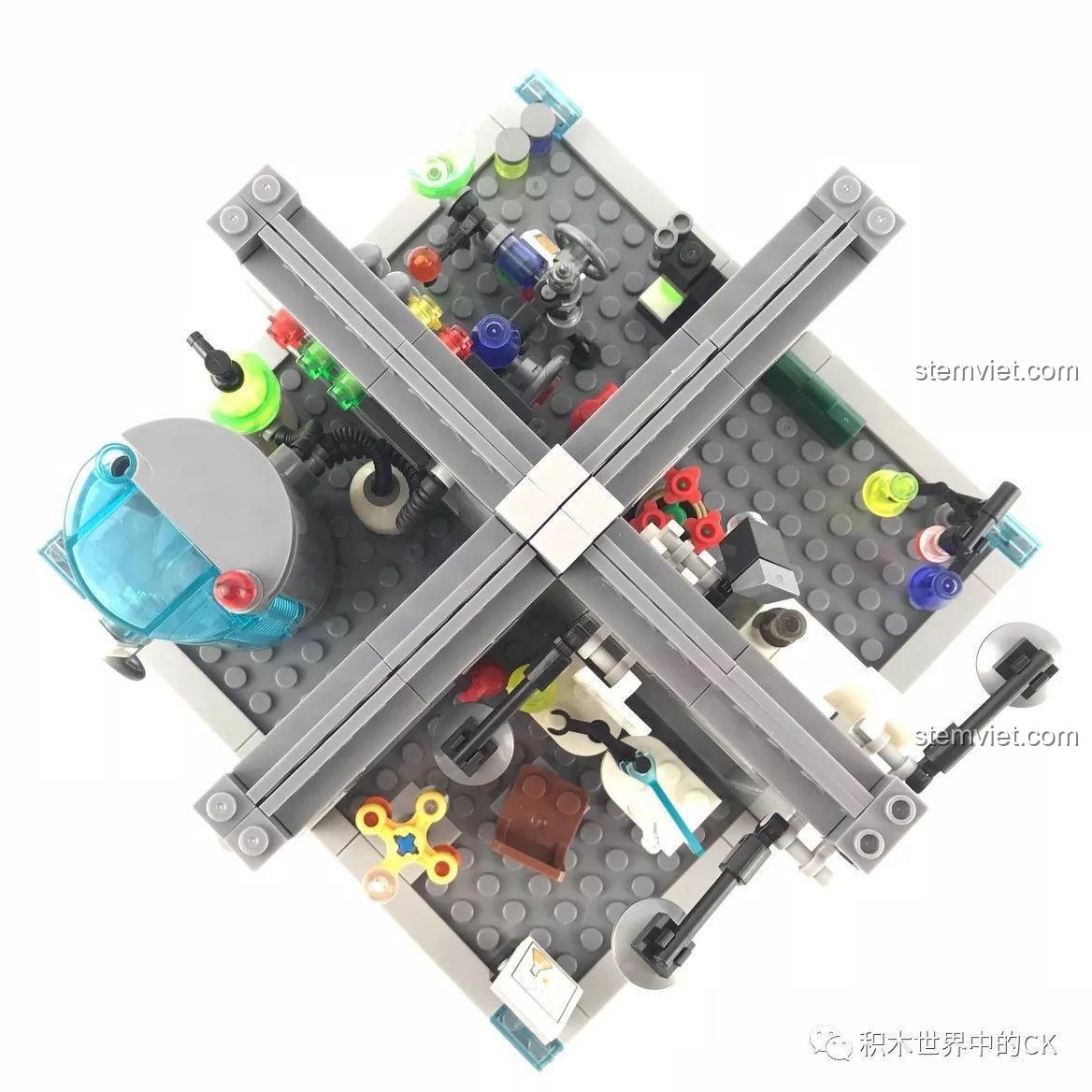 Người thí nghiệm bên trong buồng thí nghiệm của bộ lắp ghép SY SD9606 Phòng thí nghiệm sinh hóa cảnh sát tương lai, đồ chơi lắp ráp kịch tính.