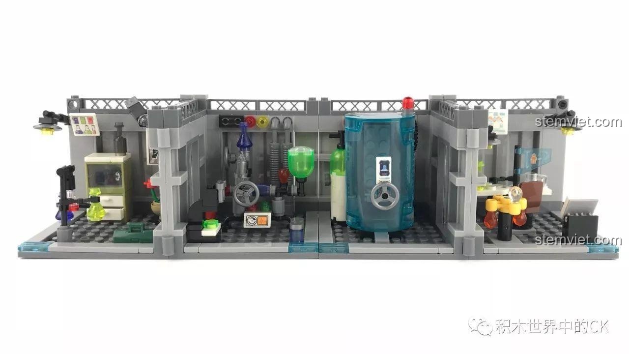 Chi tiết phòng kế hoạch trong bộ lắp ghép SY SD9606 Phòng thí nghiệm sinh hóa cảnh sát tương lai, đồ chơi mô hình với bàn làm việc và ghế.
