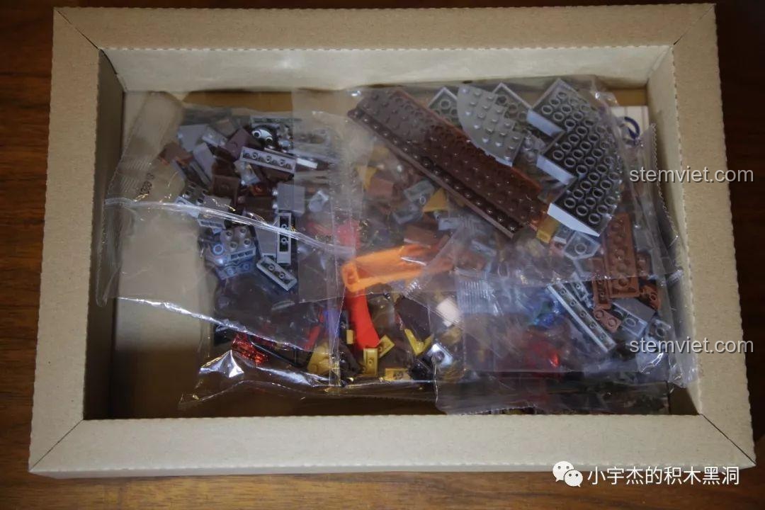 Bên trong hộp bộ lắp ráp Vũ khí của Thor SY1399 với các túi chi tiết được đóng gói cẩn thận.