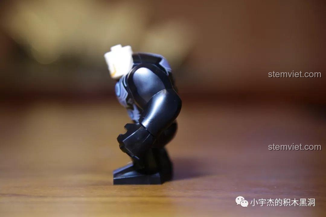 Bigfig Thor được lắp đầy đủ tóc và cầm găng tay vô cực.