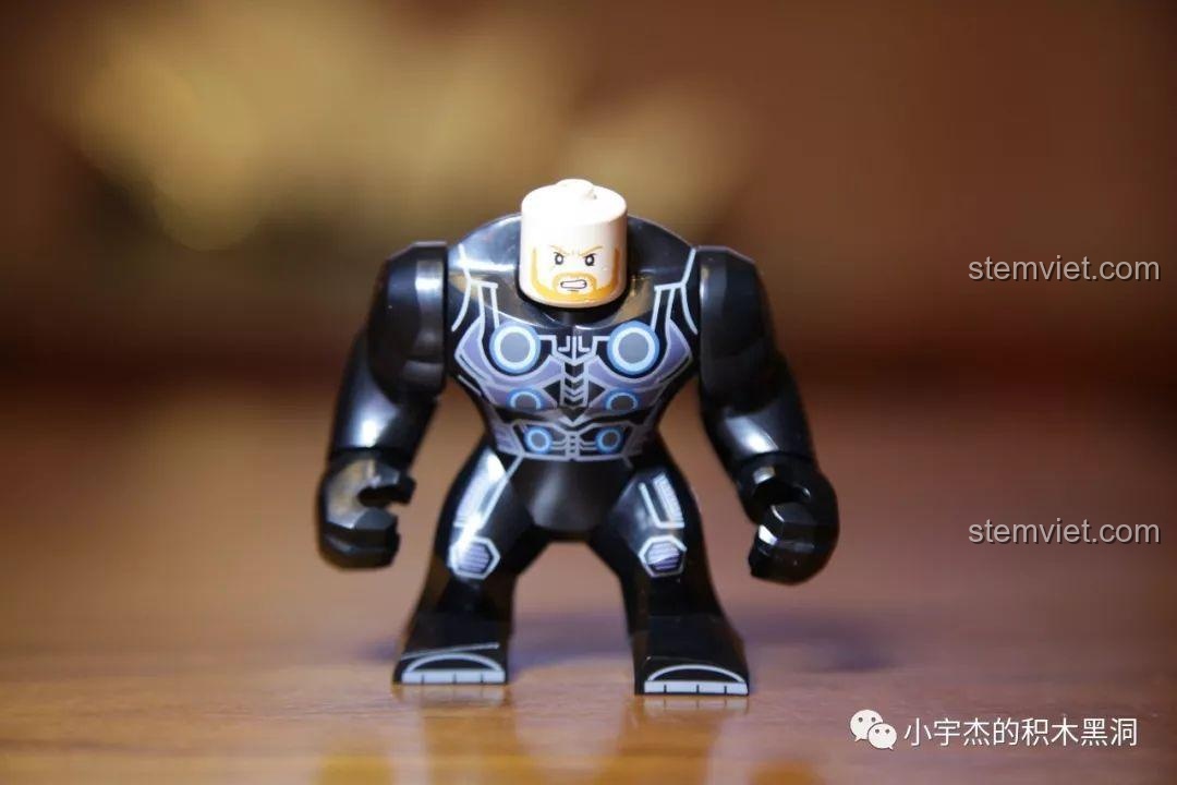 Mặt sau của bigfig Thor với các chi tiết in.