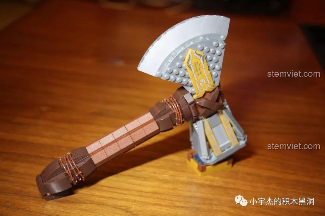Bigfig Thor nhìn từ bên hông, thể hiện hình dáng to lớn.