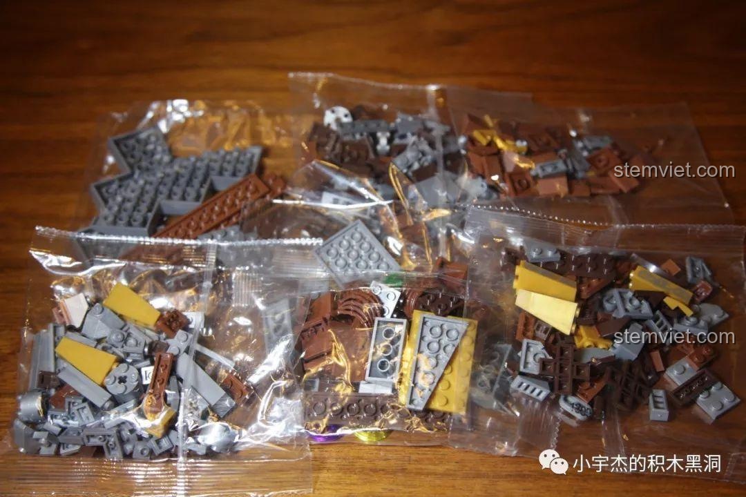 Các túi mảnh ghép của bộ Rìu Bão Tố Stormbreaker được chia ra để chuẩn bị lắp ráp.