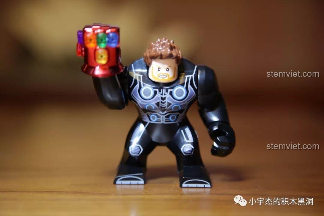 Mô hình Rìu Stormbreaker SY1399 cầm trên tay, thể hiện kích thước thực tế.