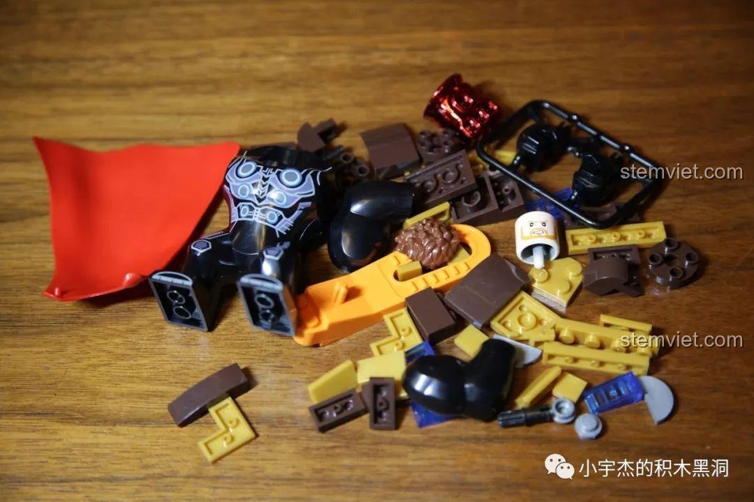 Cận cảnh các chi tiết của bigfig Thor và các phụ kiện như áo choàng, găng tay vô cực.