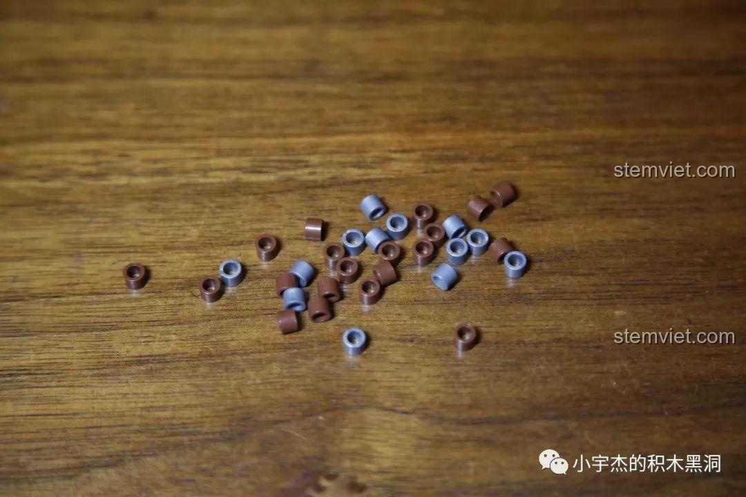 Các chi tiết nhỏ màu nâu và xám của bộ lắp ráp Rìu Stormbreaker.