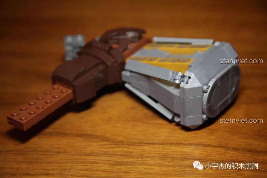 Kết nối phần đầu búa và tay cầm của Rìu Stormbreaker.