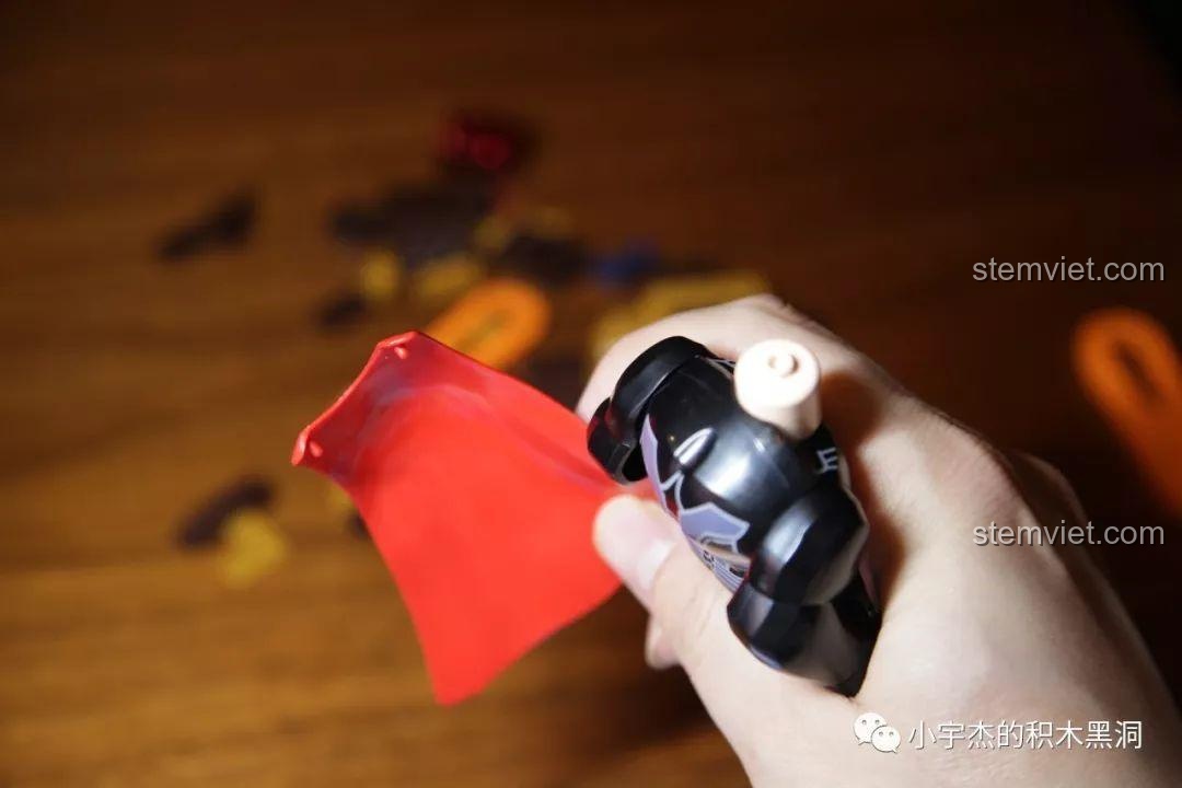 Thử lắp áo choàng cho bigfig Thor trong bộ SY1399.