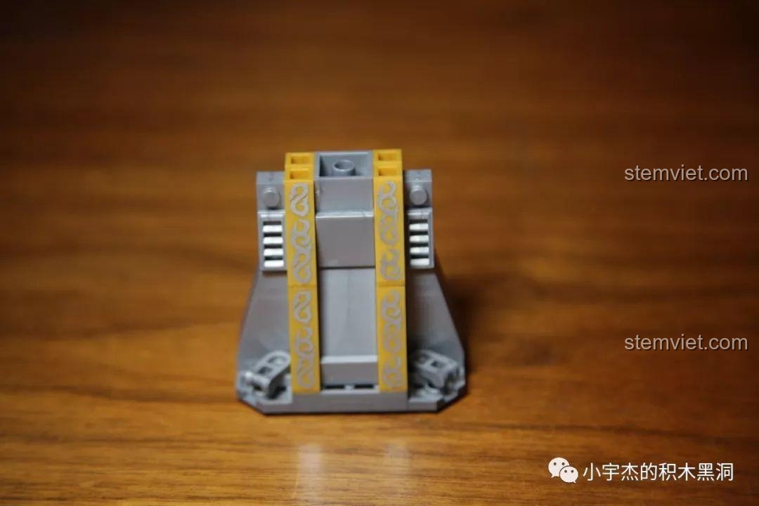 Lắp ráp phần đầu búa của Rìu Stormbreaker với các chi tiết trang trí.