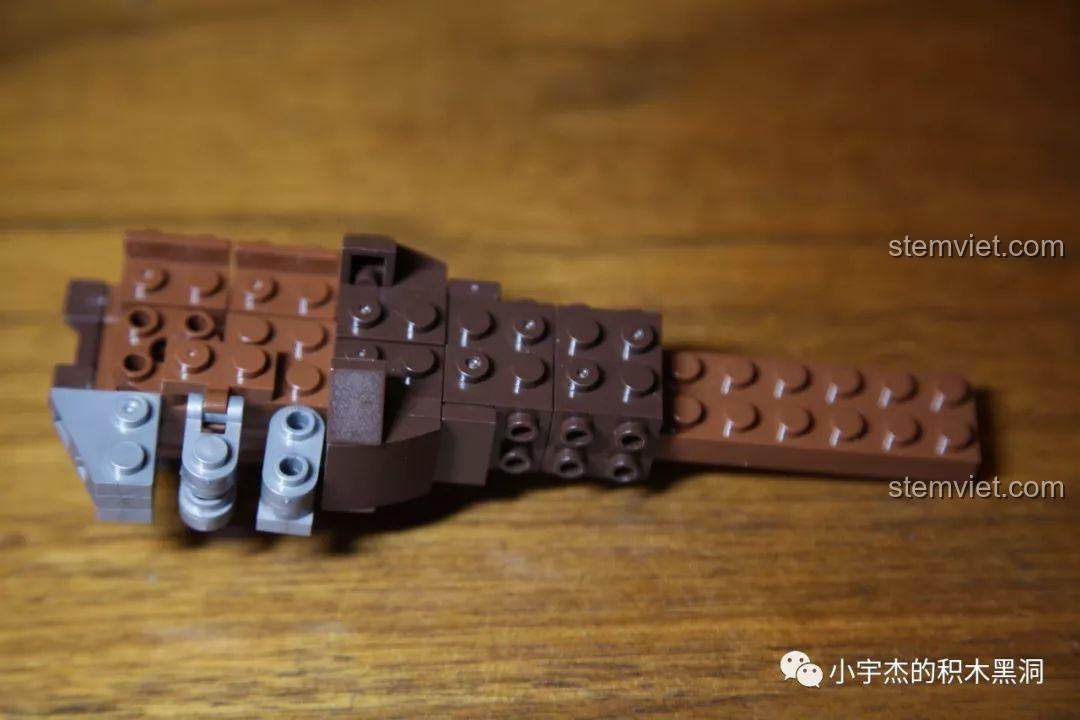 Quá trình lắp ráp phần tay cầm của Rìu Bão Tố Stormbreaker.