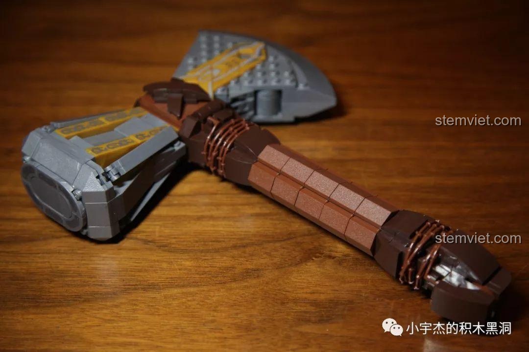 Mô hình Rìu Bão Tố Stormbreaker được đặt trên đế trưng bày.