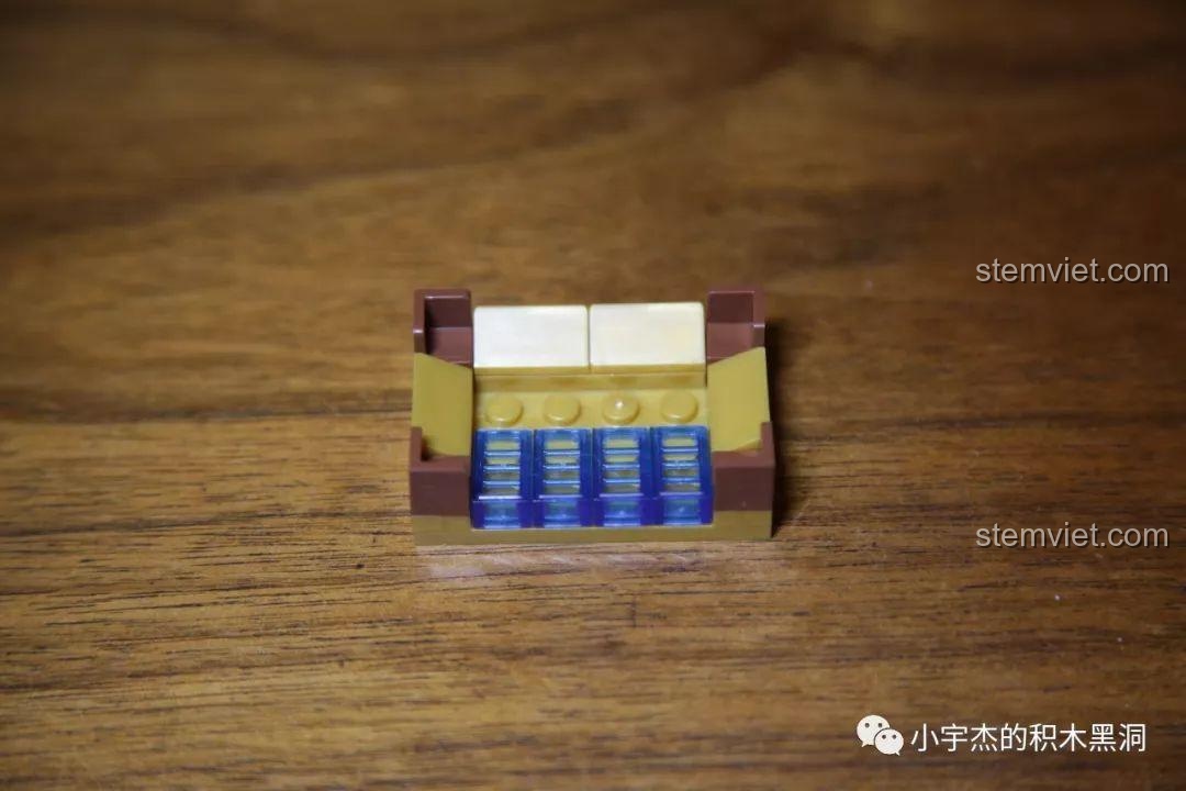 Ảnh chụp mô hình Rìu Stormbreaker SY1399 trên đế, sẵn sàng để trang trí.