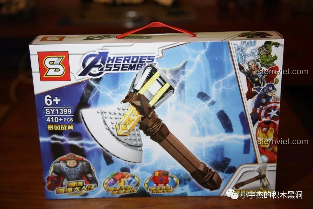 Ảnh chụp thực tế hộp đồ chơi mô hình Rìu Stormbreaker SY 1399, món quà hấp dẫn cho fan Marvel.