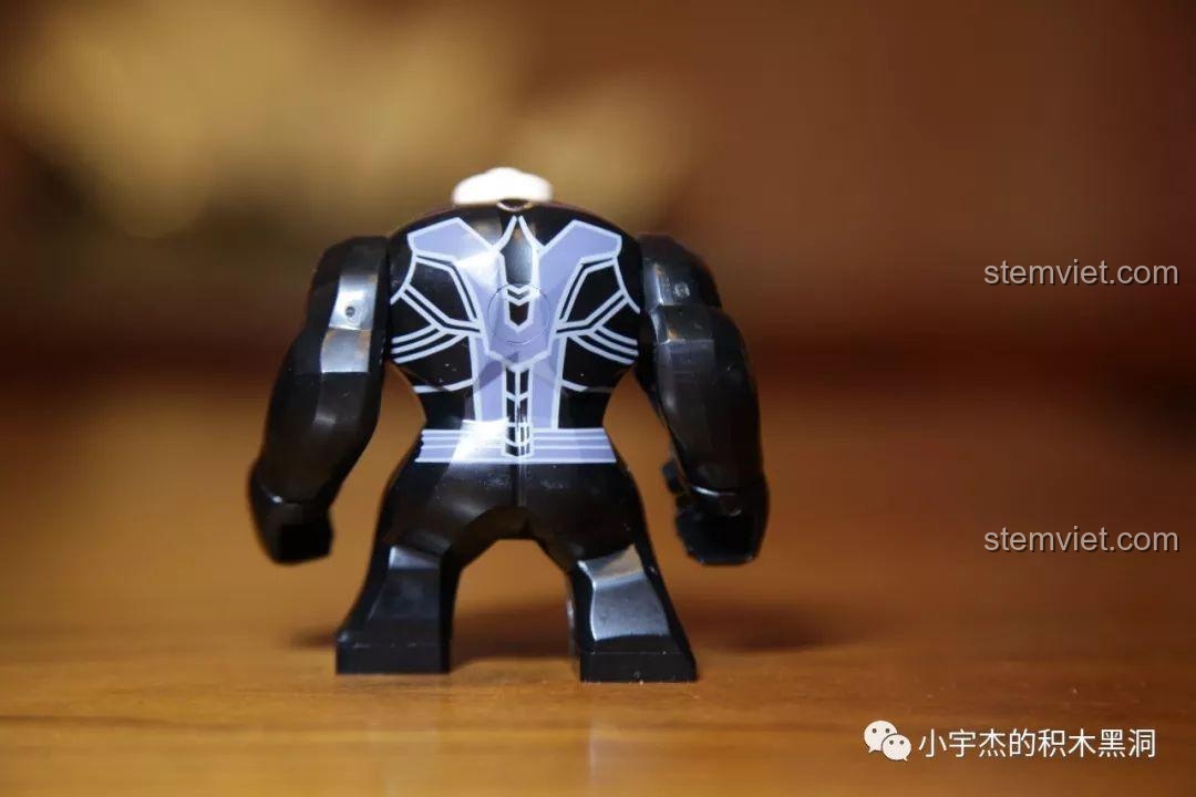 Thor cầm Găng tay Vô cực với đủ 6 viên đá.