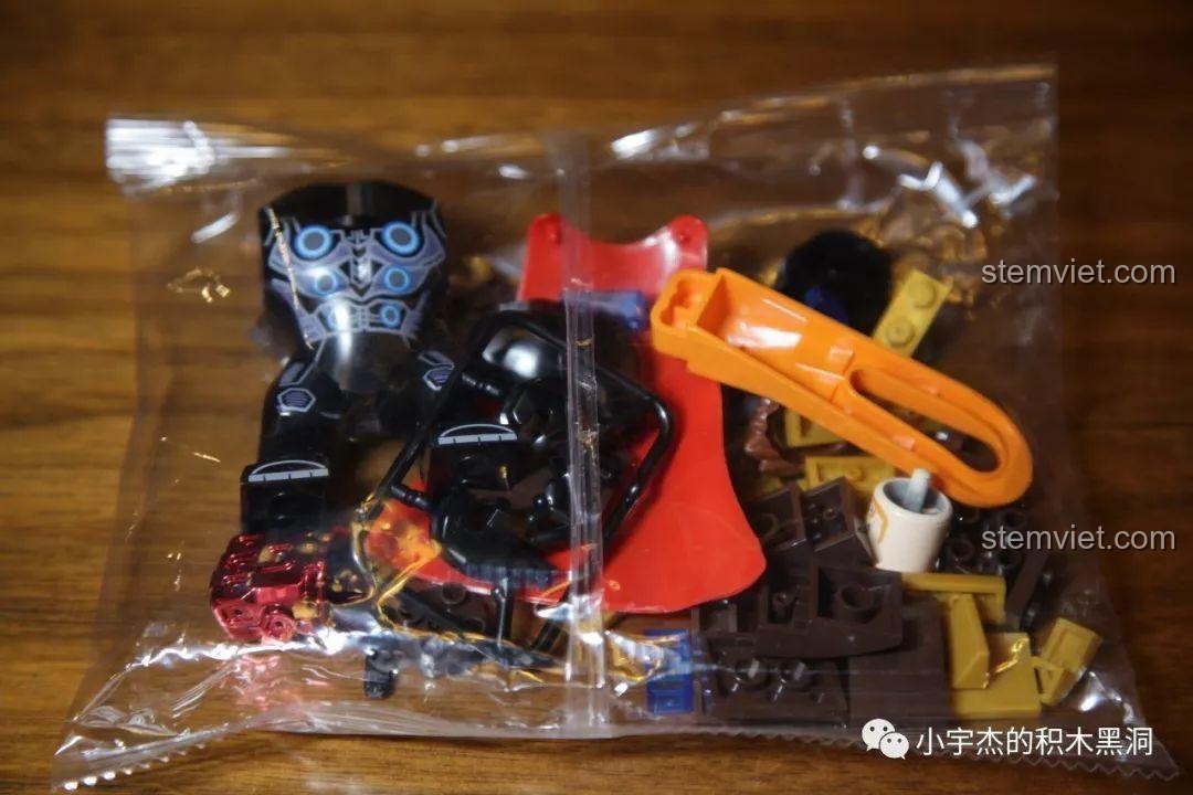 Túi phụ kiện và bigfig Thor trong bộ đồ chơi SY1399.