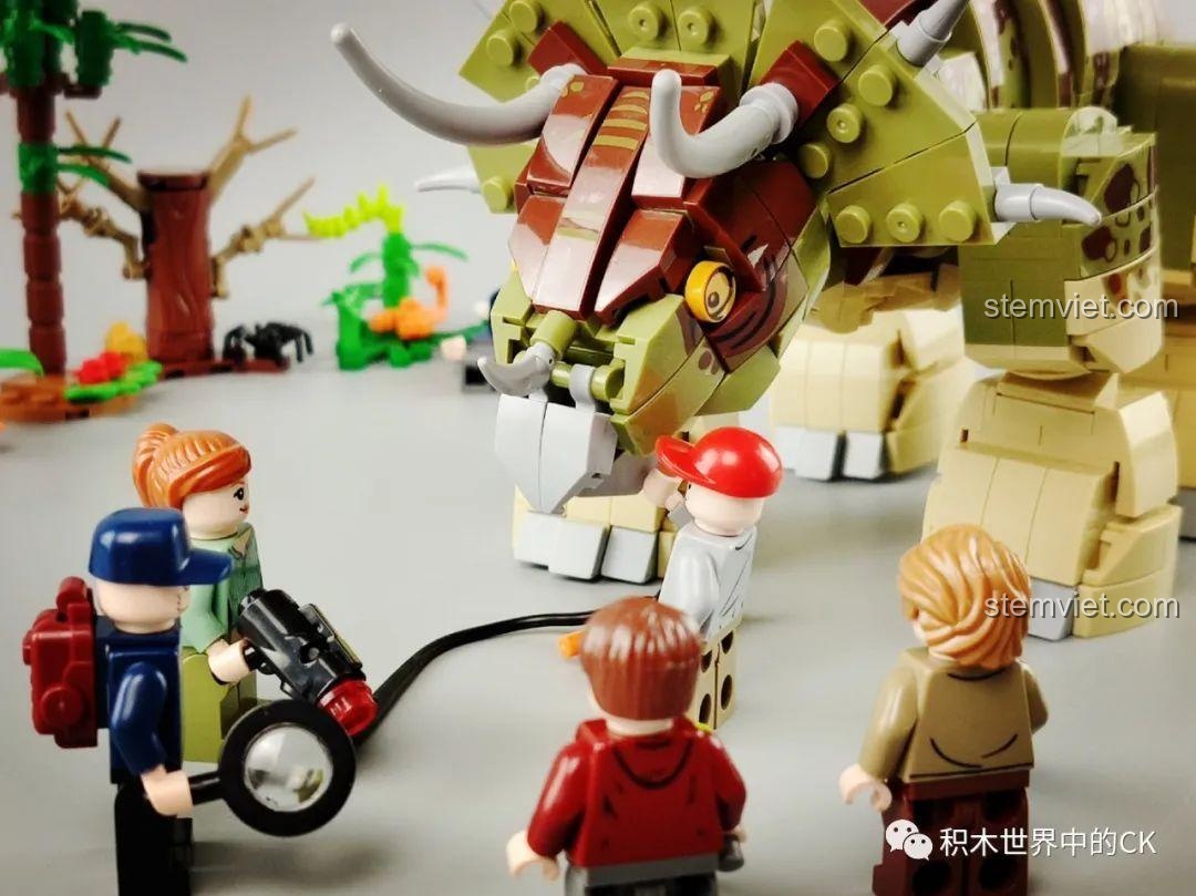 Nhóm thám hiểm đang đối mặt với khủng long Triceratops khổng lồ.