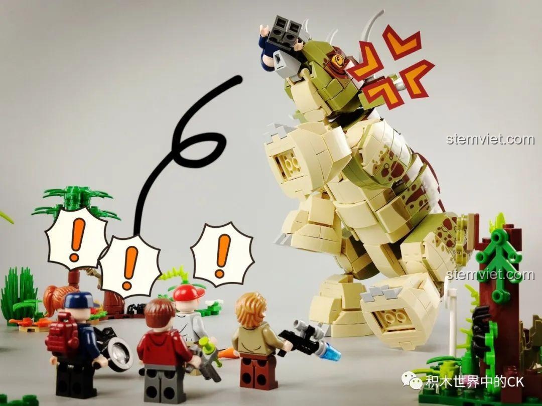 Khủng long Triceratops đang tấn công, hất tung một minifigure lên không trung.