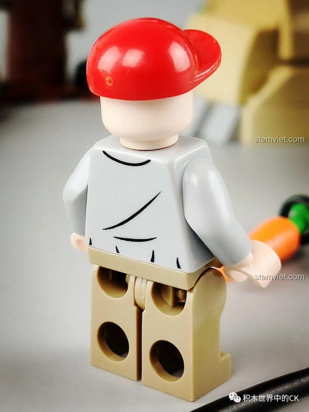 Mô hình khủng long ba sừng nhìn từ bên hông, cho thấy chi tiết các mảng da và khớp chân linh hoạt.