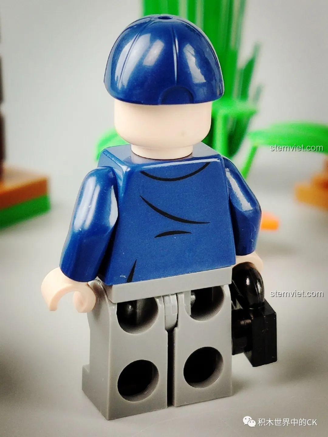 Một góc nhìn khác từ phía sau của mô hình khủng long, thể hiện chi tiết phần đuôi và chân sau.