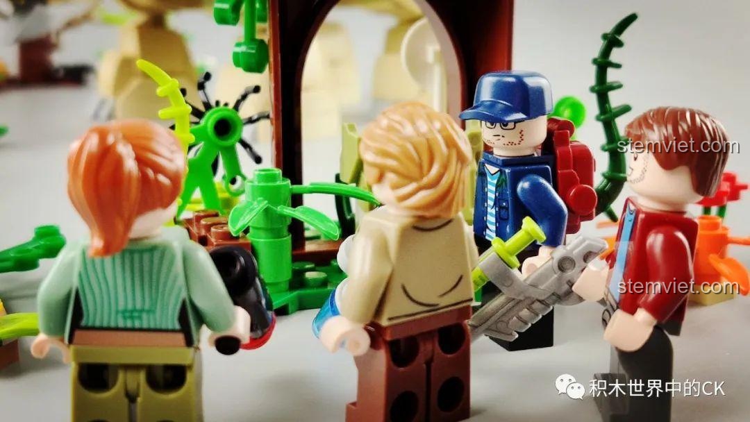 Nhóm minifigures đang thảo luận trước một công trình trong rừng rậm.