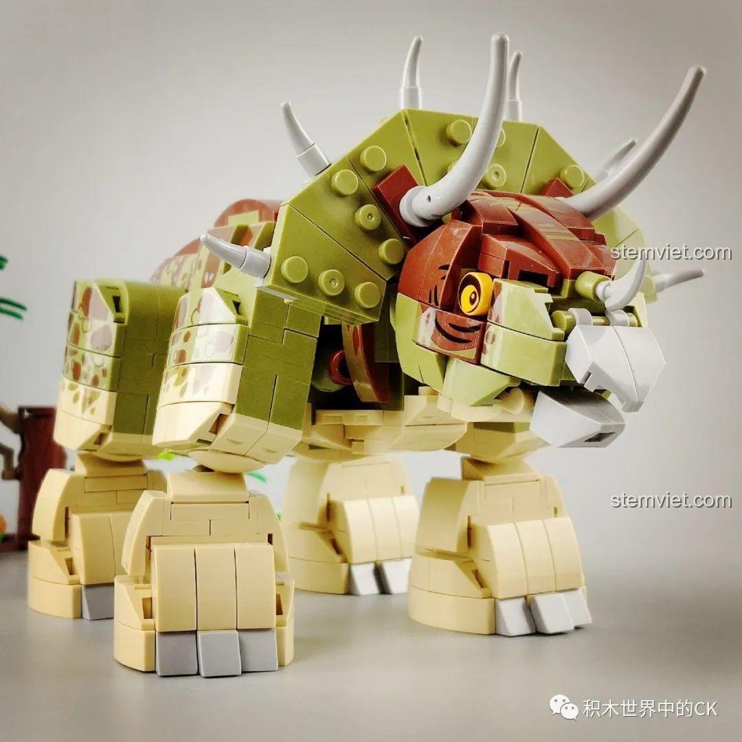 Cận cảnh phần đầu của mô hình khủng long Triceratops với các chi tiết sừng và mắt.