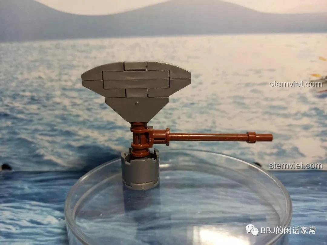 Góc nhìn ngang của búa Stormbreaker, thể hiện thiết kế chắc chắn và chi tiết của vũ khí trong bộ SY1341D Robot Chiến Đấu Thor.