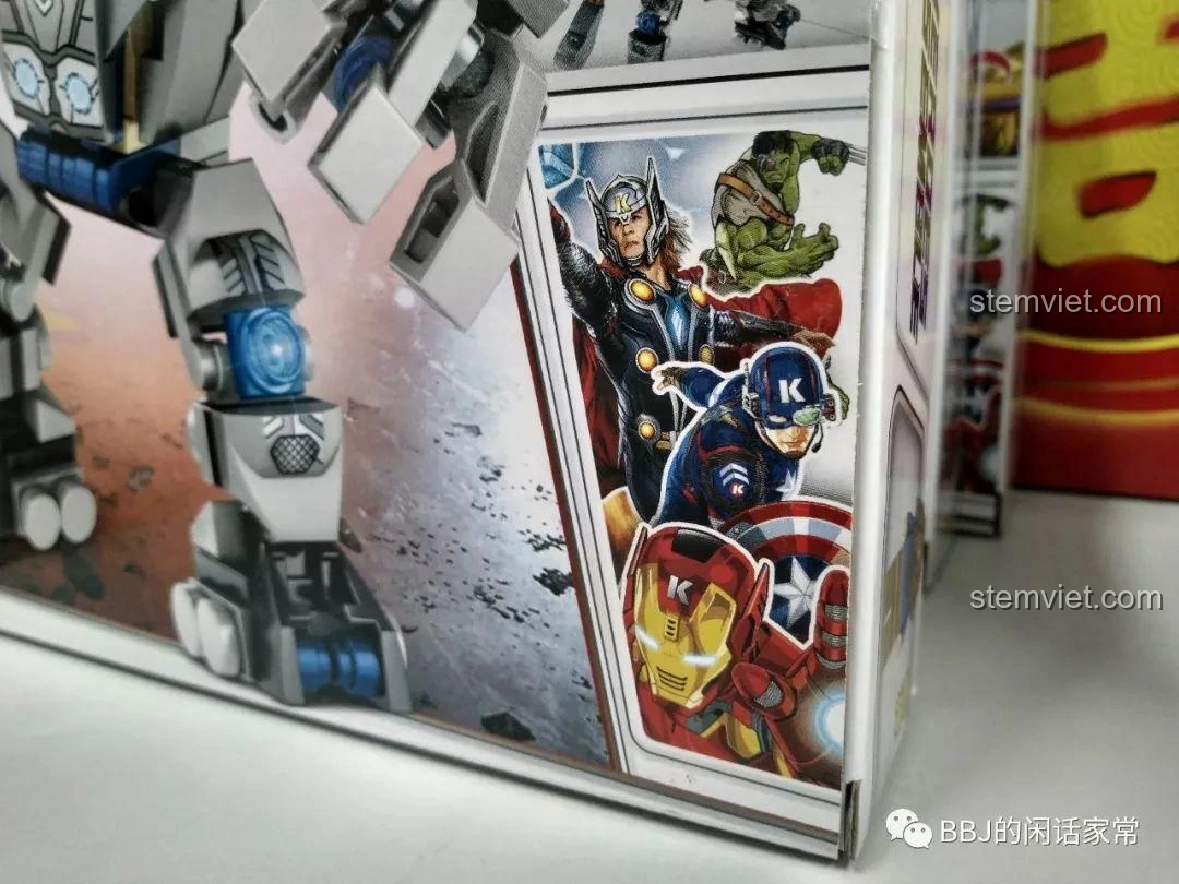 Chi tiết hình ảnh các siêu anh hùng Thor, Hulk, Captain America và Iron Man trên vỏ hộp bộ lắp ráp SY1341D Robot Chiến Đấu Thor.