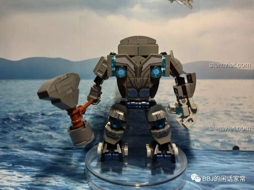 Mô hình giáp chiến đấu Thor cầm búa Stormbreaker, nhìn từ phía trước, sẵn sàng cho trận chiến trong bộ SY1341D Robot Chiến Đấu Thor.