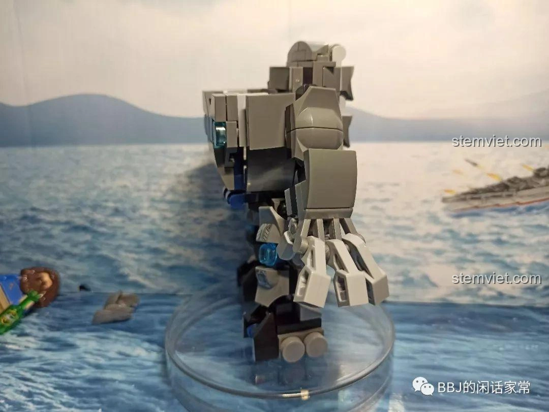 Góc nhìn ngang của mô hình giáp chiến đấu Thor từ bộ SY1341D Robot Chiến Đấu Thor, thể hiện thiết kế cân đối và khả năng tạo dáng.