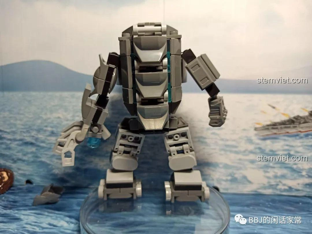 Mặt sau của mô hình giáp chiến đấu Thor trong bộ SY1341D Robot Chiến Đấu Thor, cho thấy các chi tiết khớp nối và cấu trúc.