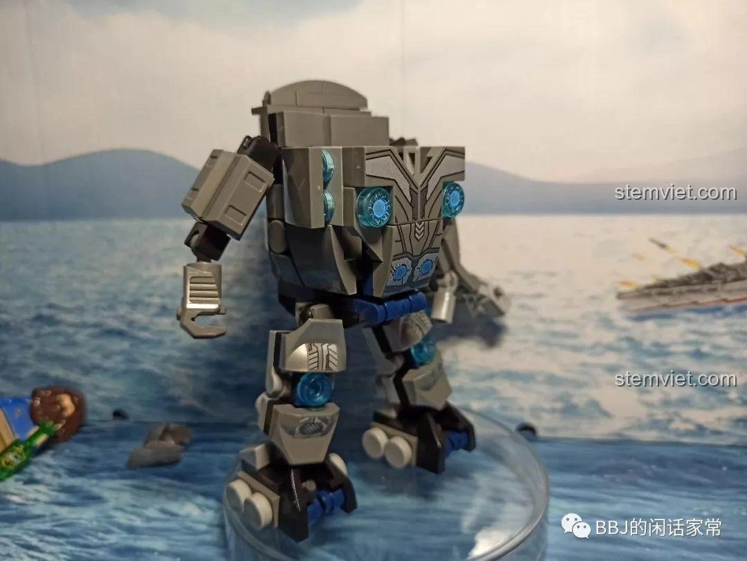 Mô hình giáp chiến đấu của Thor từ bộ SY1341D Robot Chiến Đấu Thor, nhìn từ phía trước, sẵn sàng cho minifigure Thor vào vị trí.