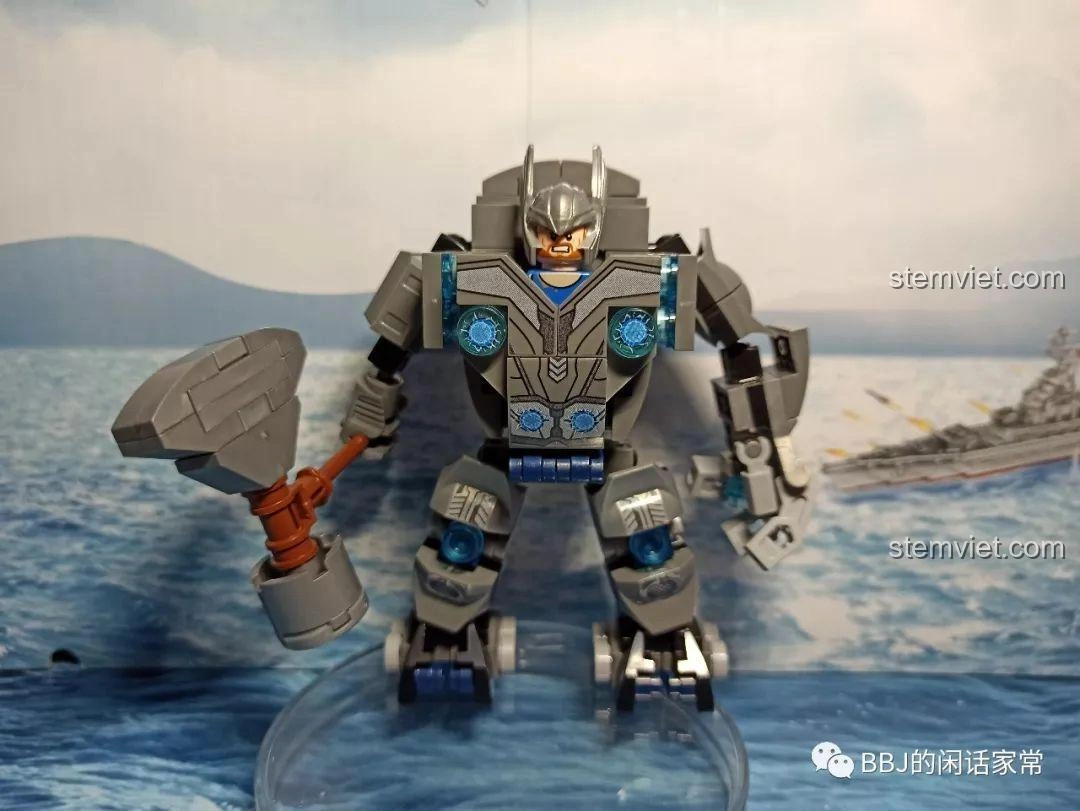 Minifigure Thor với mũ chiến đấu đã được đặt vào bên trong giáp chiến đấu, tạo nên một mô hình hoàn chỉnh của bộ SY1341D Robot Chiến Đấu Thor.