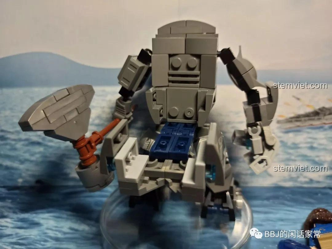 Mặt sau của giáp chiến đấu Thor với phần ngực mở ra, cho thấy khoang lái dành cho minifigure trong bộ SY1341D Robot Chiến Đấu Thor.