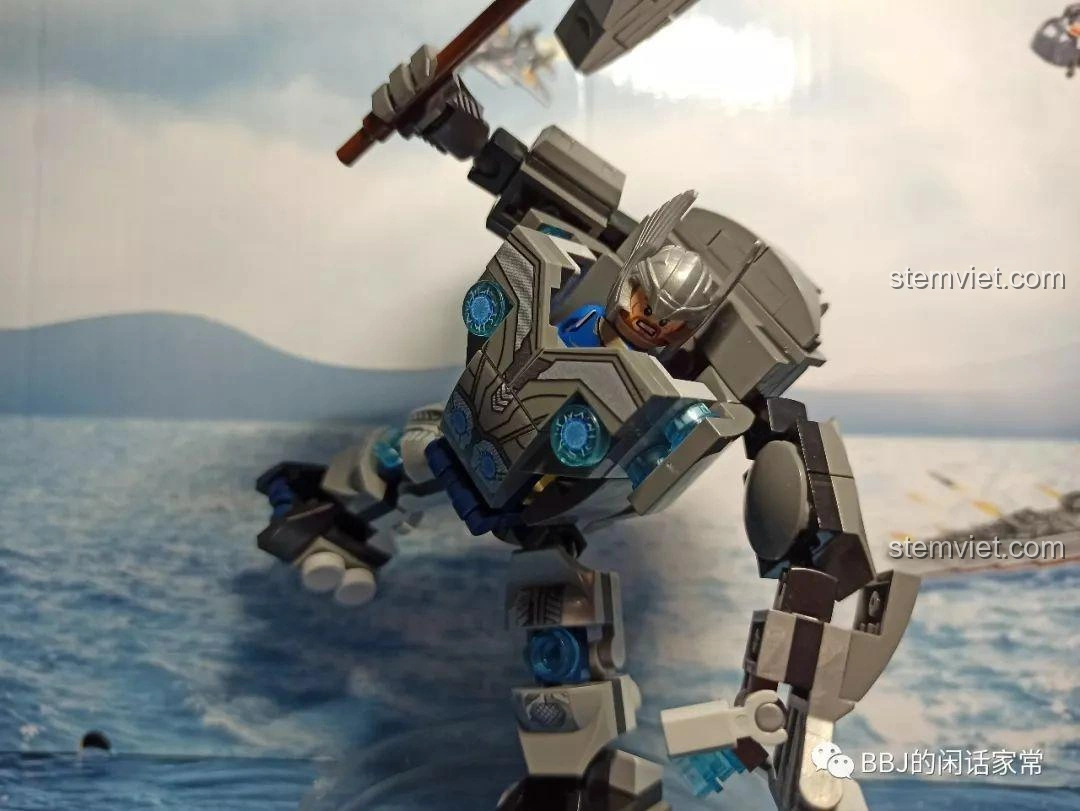 Giáp chiến đấu Thor với minifigure bên trong đang tạo dáng chiến đấu mạnh mẽ, thể hiện khả năng khớp nối linh hoạt của bộ SY1341D Robot Chiến Đấu Thor.