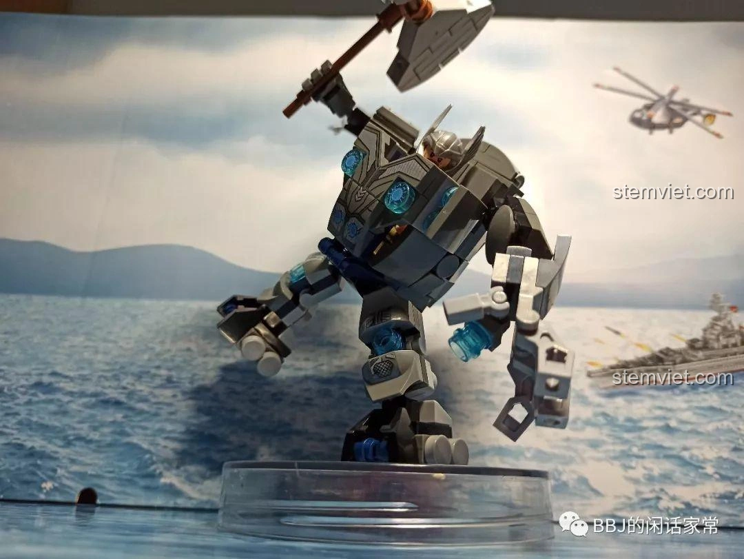 Một góc nhìn khác của giáp chiến đấu Thor đang tạo dáng hành động, cho thấy sự ổn định và chi tiết của bộ SY1341D Robot Chiến Đấu Thor.