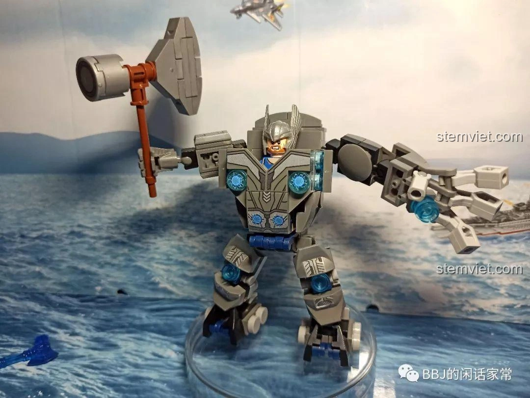 Giáp chiến đấu Thor với minifigure bên trong đang tạo dáng uy lực, cầm búa Stormbreaker, thể hiện sức mạnh của bộ SY1341D Robot Chiến Đấu Thor.