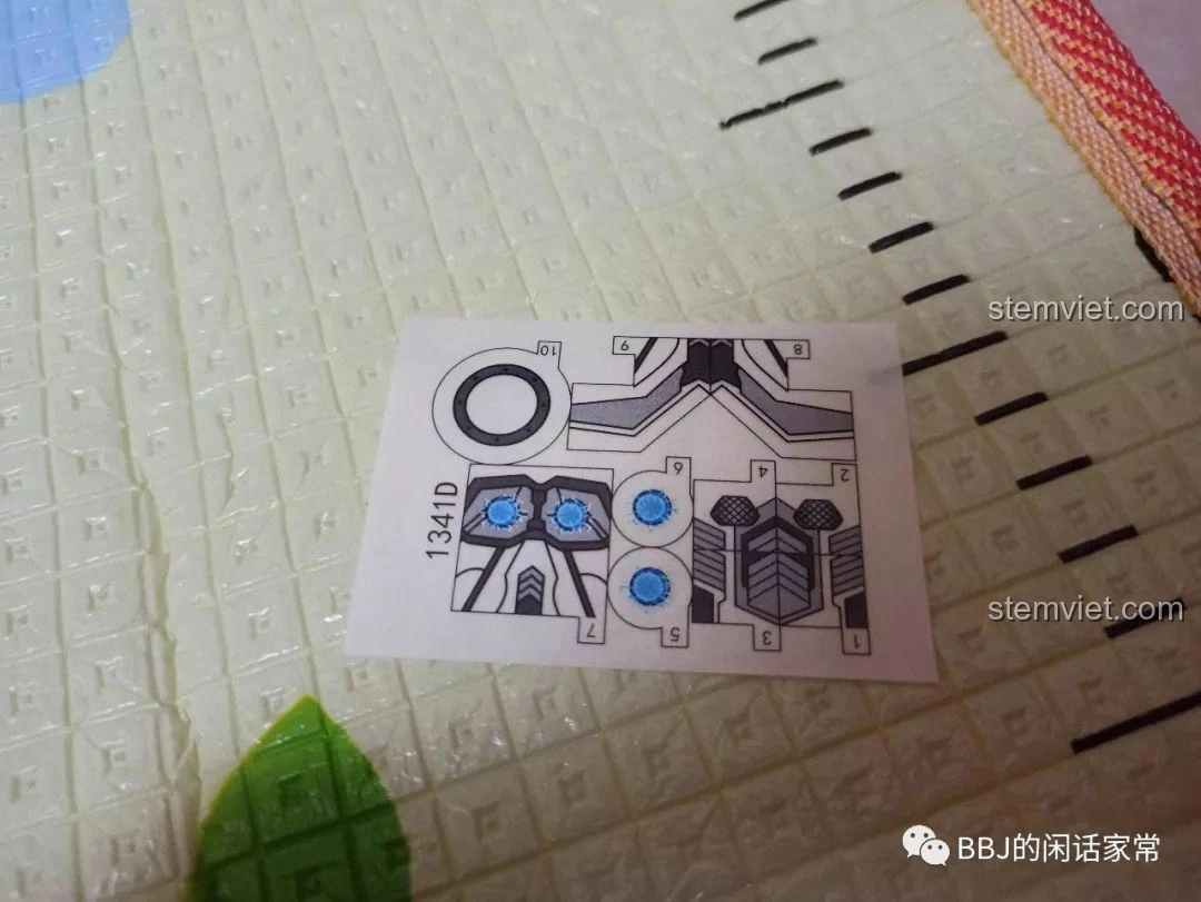 Tấm decal trong suốt với các chi tiết trang trí cho giáp chiến đấu của bộ lắp ráp SY1341D Robot Chiến Đấu Thor, dễ dàng dán.