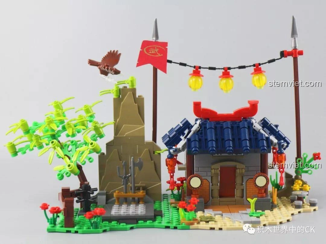 Góc nhìn rộng của bộ lắp ghép SY1404 Võ Đài Đại Chiến Rồng Thần, thể hiện toàn bộ khung cảnh võ đài và cây cối xung quanh.