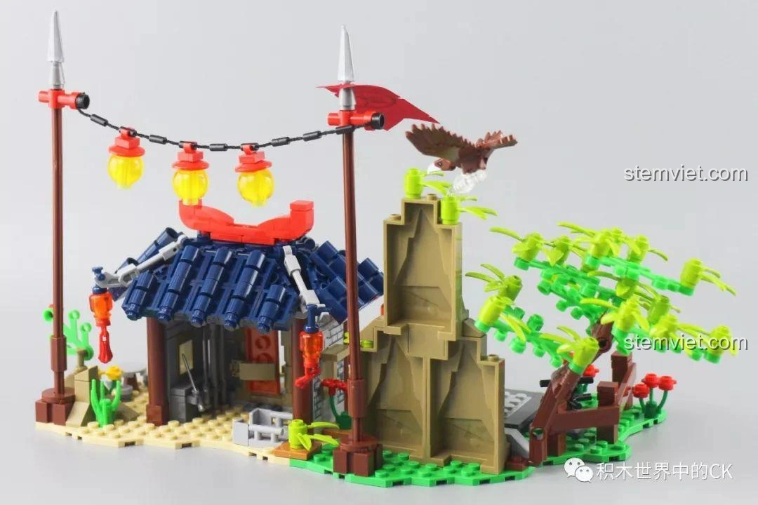 Toàn cảnh bộ lắp ghép SY1404 Võ Đài Đại Chiến Rồng Thần, bao gồm cả ngọn núi và cột đèn lồng, tạo nên một khung cảnh hoàn chỉnh.