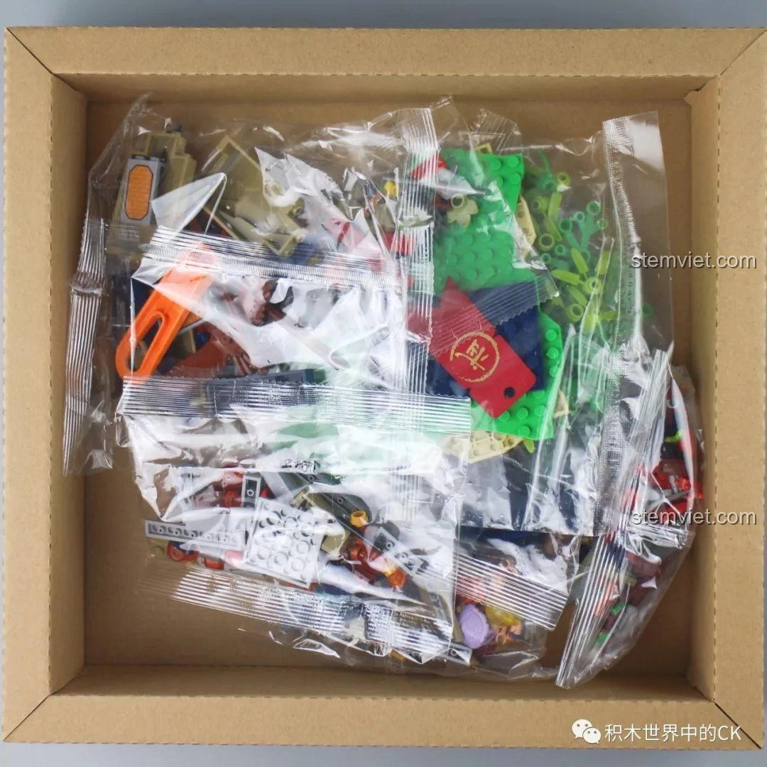 Bên trong hộp đồ chơi SY1404 Võ Đài Đại Chiến Rồng Thần, các túi mảnh ghép được đóng gói gọn gàng, sẵn sàng cho việc lắp ráp.