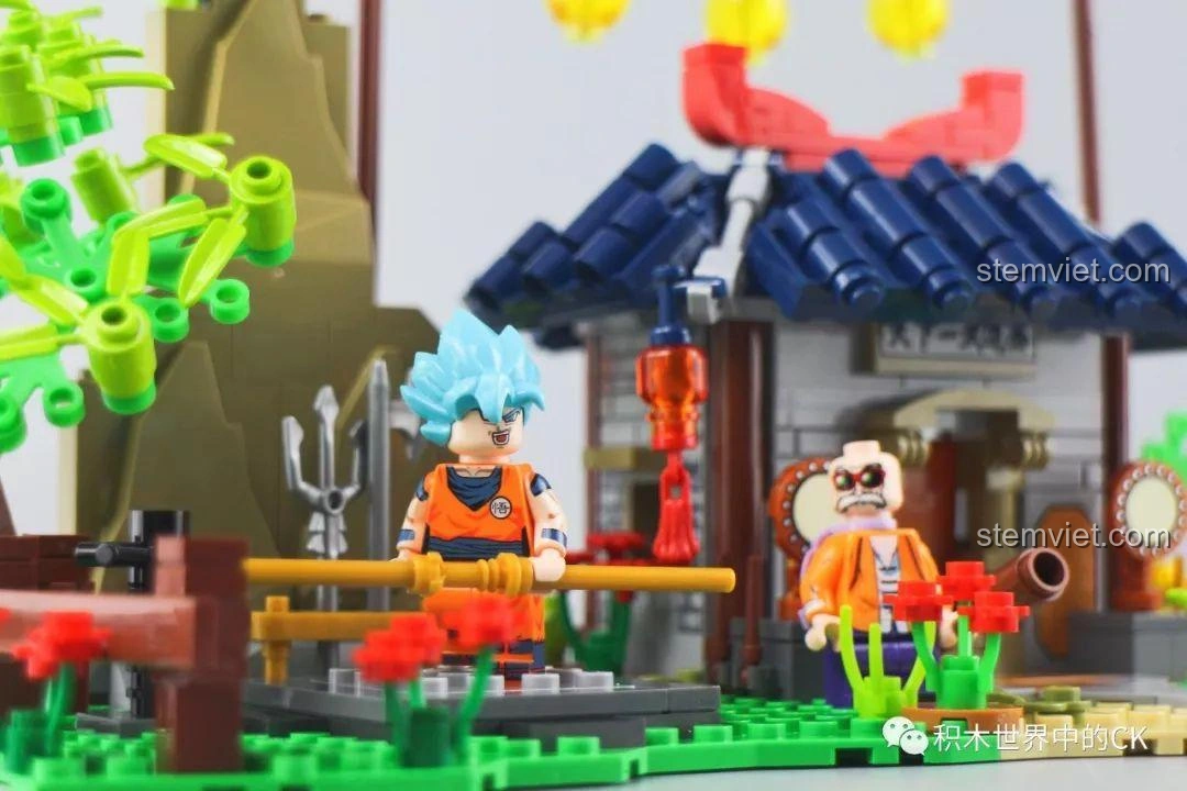 Tôn Ngộ Không và Quy Lão Tiên Sinh đứng cạnh mô hình hoàn thiện của bộ SY1404 Võ Đài Đại Chiến Rồng Thần, tạo nên cảnh tượng sống động.