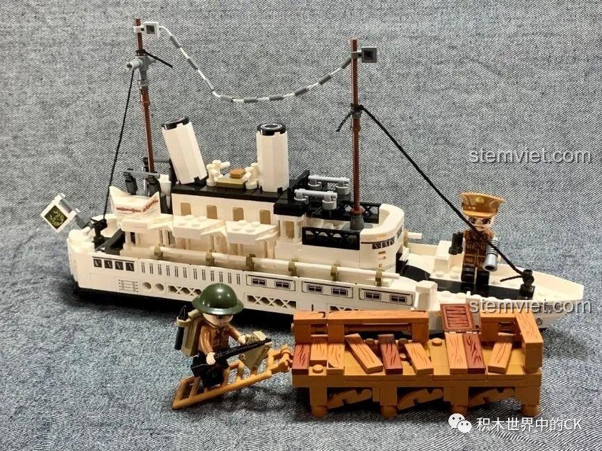 Tái hiện cảnh di tản Dunkirk với mô hình Tàu Hoàng Gia Daffodil, cầu tàu và 2 minifigures, món quà ý nghĩa cho bé trai.