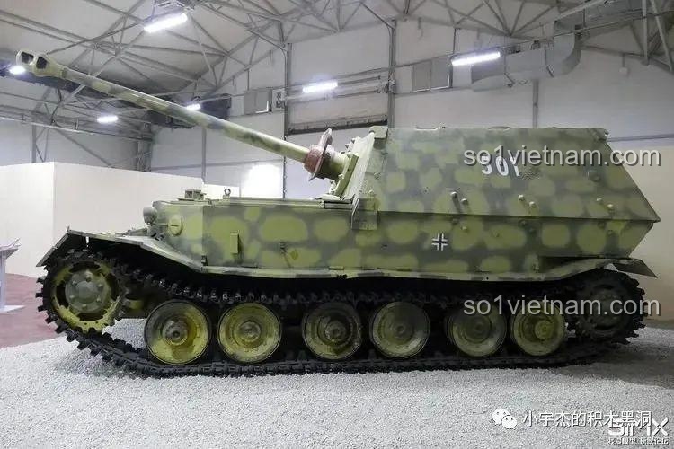 Mô hình Taigao Le T4012 Xe Tăng Diệt Ferdinand từ góc nhìn phía sau, với các chi tiết ống xả và hệ thống thông gió.