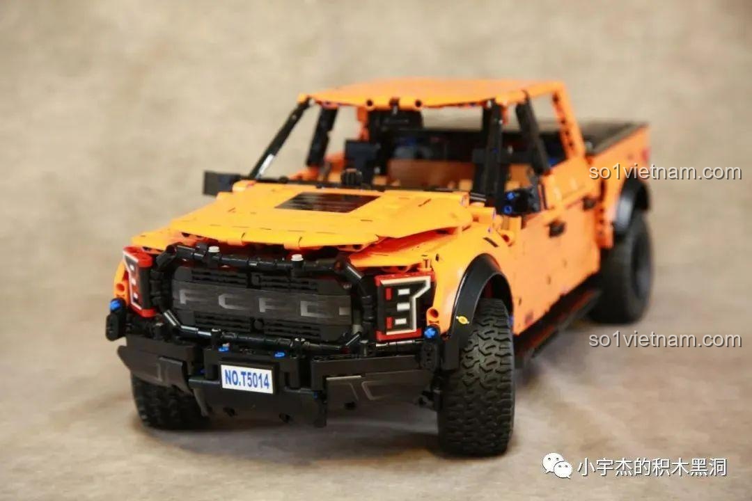 Mô hình Taigao Le T4012 Xe Tăng Diệt Ferdinand từ góc nhìn bên, với các chi tiết bánh xích và hệ thống treo.